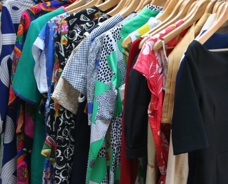 vente-DURANUS-min_dresses_apparel_clothing_clothes_clothes_hangers_wooden_hangers_retail_shop_closet-1149845