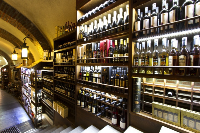 vente-DURANUS-min_world_street_travel_shop_canon_georgia_wine_bottles-429767